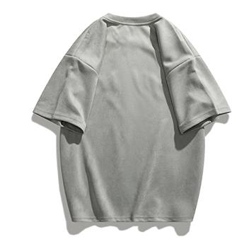 Kurzarm-Rundhals-T-Shirt aus Wildleder mit numerischem Druck und überschnittenen Schultern.