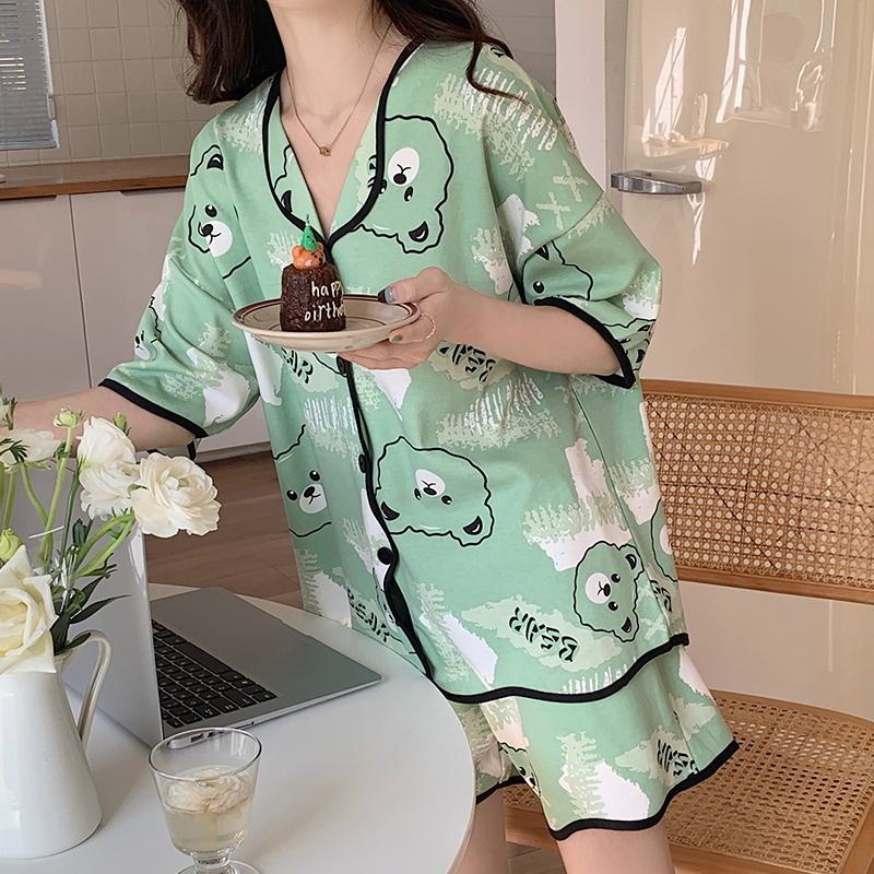 Ensemble pyjama frais, simple et jeune avec motif ours et boutons devant