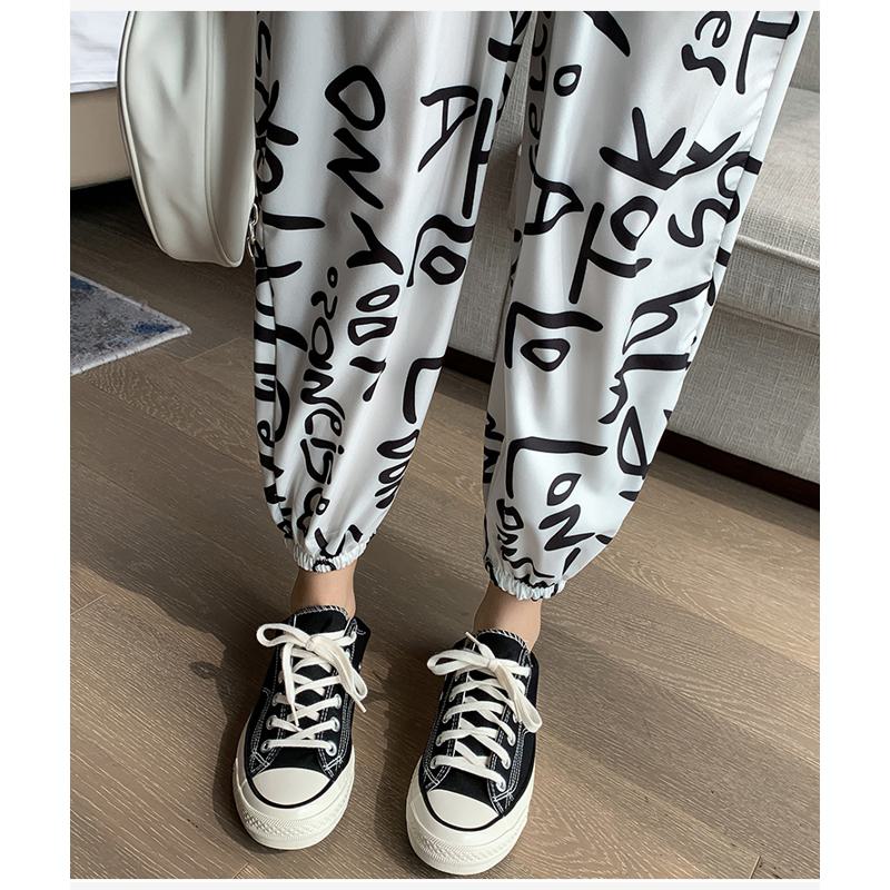 Pantalones de linternas de cintura elástica de chiffon con letras de graffiti casuales y de talla grande