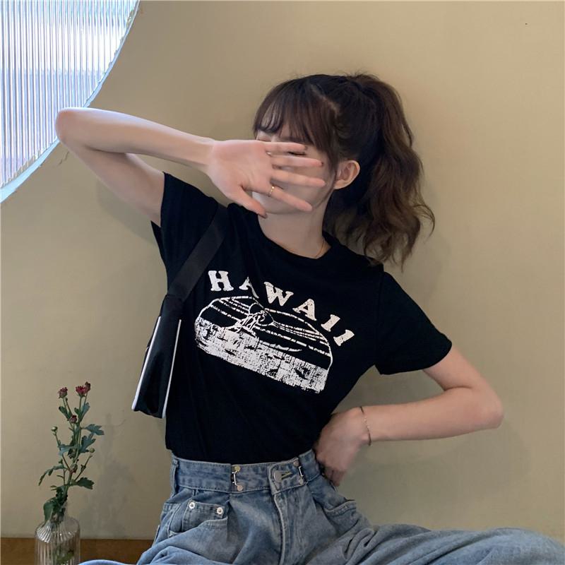 Camiseta de manga corta retro con cuello redondo y letras cortas