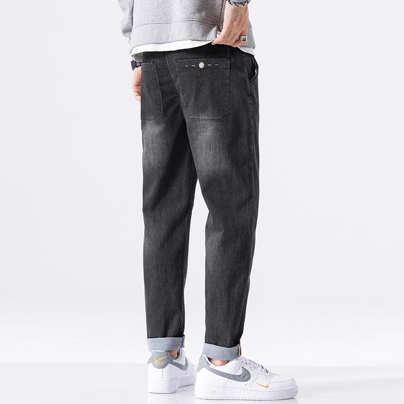 ストレートレッグのゆったりフィット、シンプルな伸縮性のあるウエストデザインのジーンズ