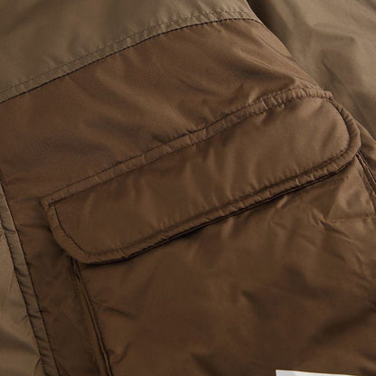スタンドカラータイプのワークウェアスタイルのベローズポケットパファージャケット