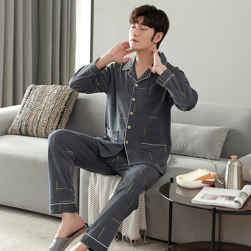 Bequemer, locker sitzender Schlafanzug aus Baumwolle mit Knopfleiste und Reverskragen.