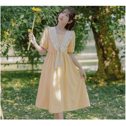 Elegant kariertes Kleid mit Ballonärmeln, tailliertem Bund und Holzschleife am V-Ausschnitt im französischen Stil