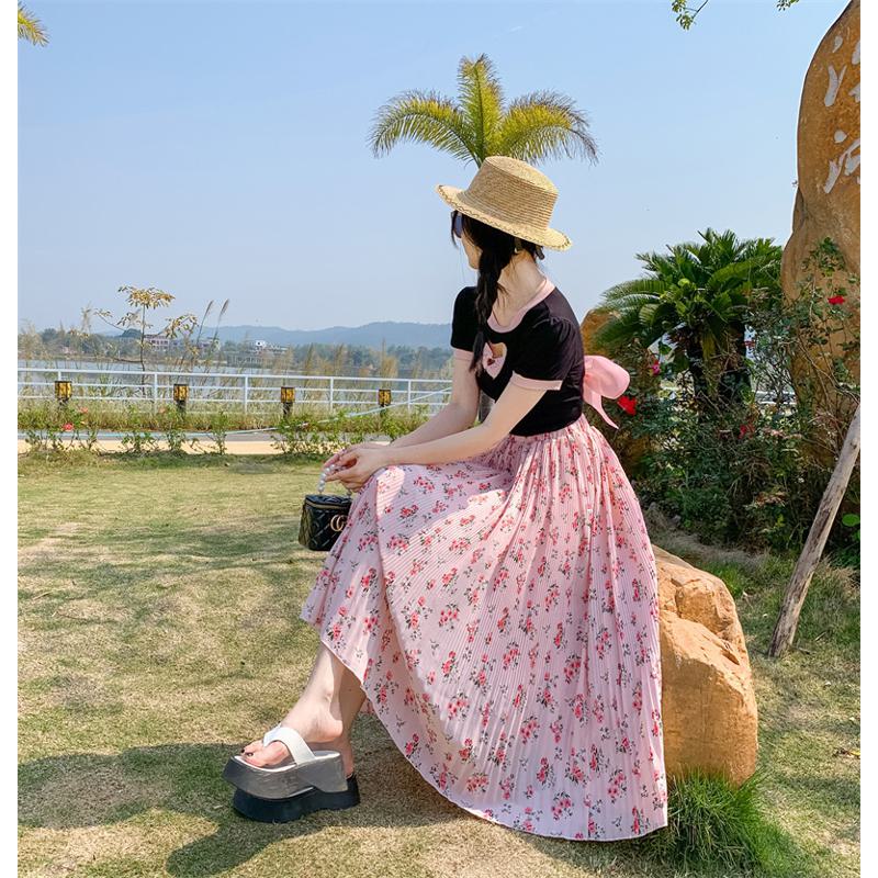 Falda plisada con pliegues de acordeón, en chiffon estampado floral de estilo campestre, fresco y sencillo, de largo midi.