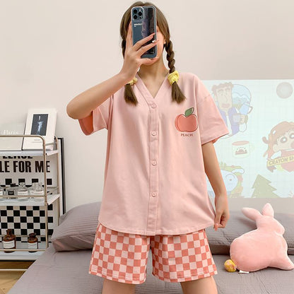 Niedliches rosa Pyjama-Set mit Knopfleiste vorne und V-Ausschnitt im Apfelstil