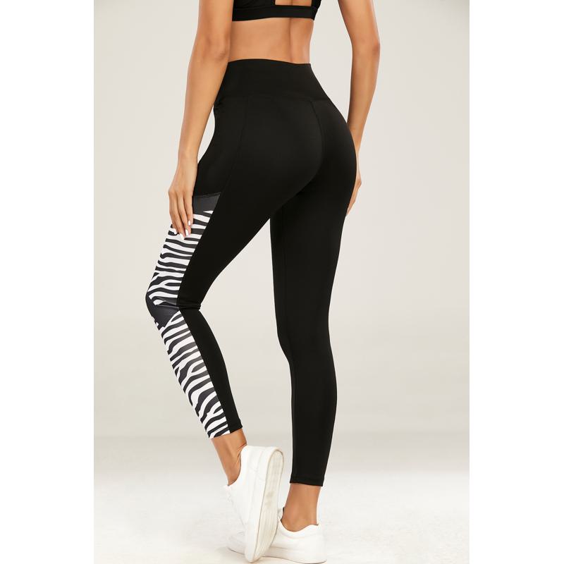 Leggings deportivos de moda ajustados para yoga y running con estampado de cebra en blanco y negro.