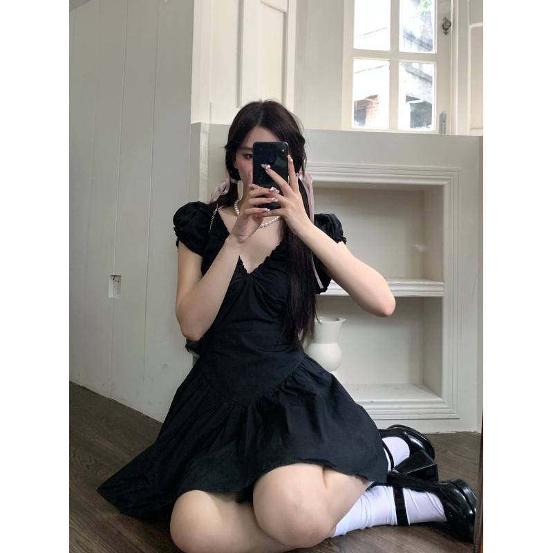 Französisches Stil Bubble Sleeve Kleid mit tailliertem schwarzen Fluffrock und V-Ausschnitt.