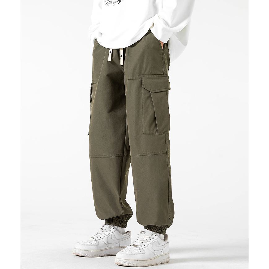 Pantalon fuselé à poches plissées, style urbain, élasticité et coupe ample.