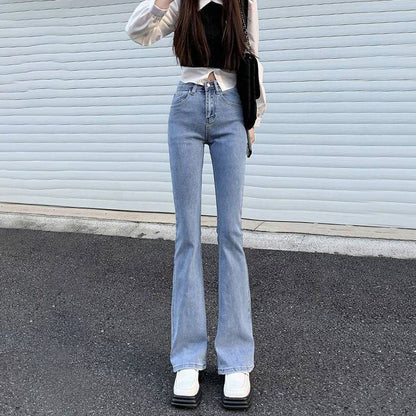 Jeans ajustados rectos de talle alto con longitud hasta el suelo y elasticidad en forma de herradura.