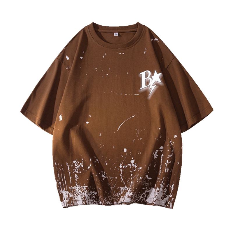 Vielseitiges T-Shirt mit kurzen Ärmeln, bequemem Drop-Shoulder-Schnitt und reiner Baumwolle mit Tintenspritzdruck.