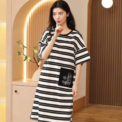 فستان لاونج قطن نقش خطوط متماسكة بطول متوسط مع جيب لاصق