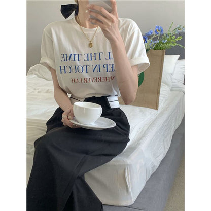Camiseta de manga corta suelta y holgada con mensaje en el medio