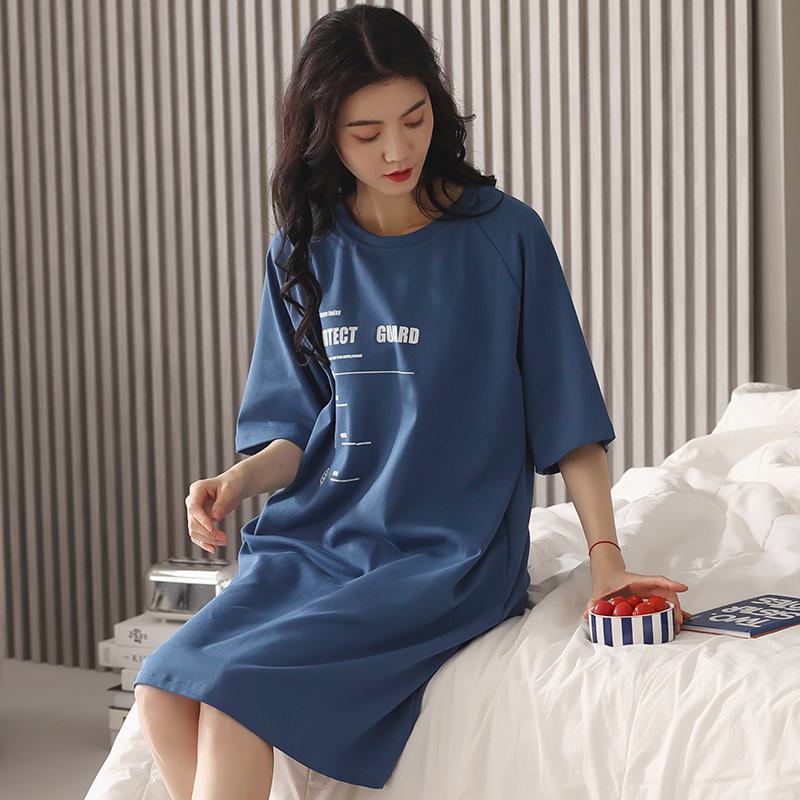 Blaues Lounge-Kleid mit Rundhalsausschnitt aus reiner Baumwolle und Buchstaben.