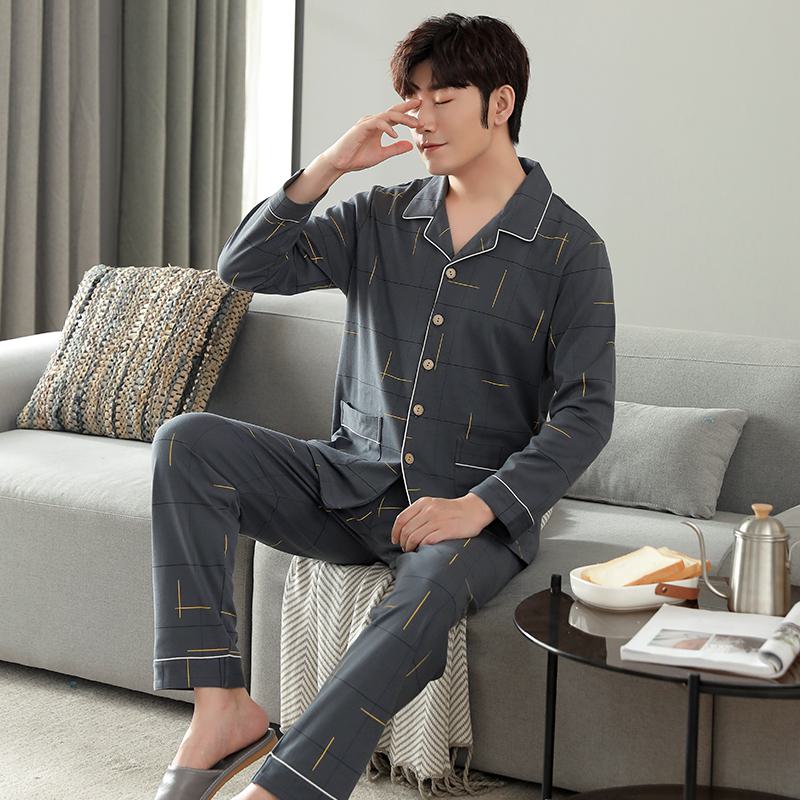 Conjunto de pijama de algodón holgado y cómodo con cierre de botones y solapa.