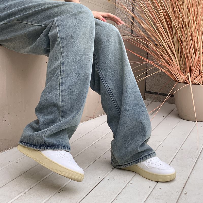 Jeans à jambes larges, taille haute, longueur jusqu'au sol et effet amincissant.