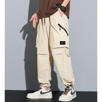 Pantalones cargo de pierna ancha y estilo callejero con bolsillos plisados y corte holgado.