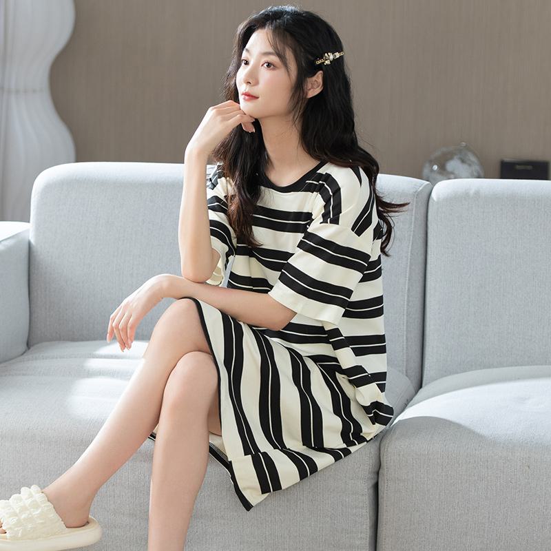 Pullover-Streifen-Lounge-Kleid aus reiner Baumwolle mit Rundhalsausschnitt