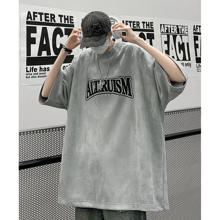 T-Shirt mit Rundhalsausschnitt, kurzen Ärmeln und Drop-Shoulder-Design aus elastischem Wildleder mit vielseitigem Druck.