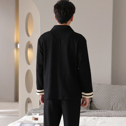 Conjunto de pijama de algodón puro tejido ajustado con cuello, bolsillo de espiga negro y botones en la parte delantera.