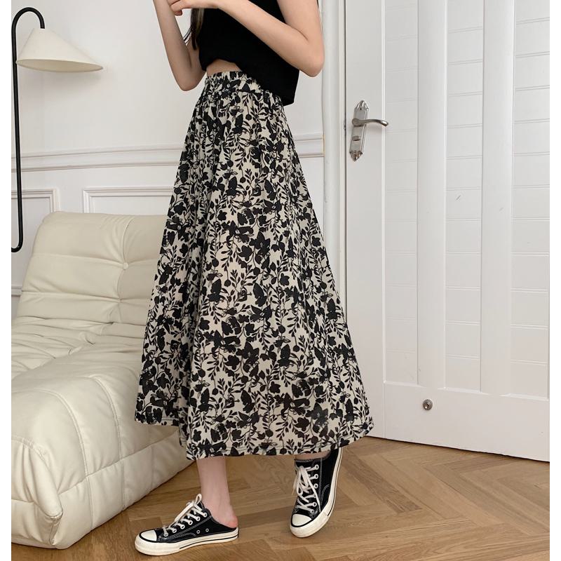 Falda de línea A de cintura alta con estampado floral y falda de malla que adelgaza.