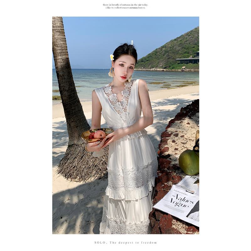 فستان متعدد الطبقات باللون الأبيض وتفاصيل مفرغة للشاطئ
