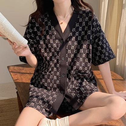 Conjunto de pijama de seda de manga corta con cuello en V y botones delanteros