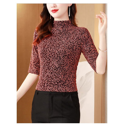 Camiseta de manga corta ajustada con estampado de leopardo en seda brillante y detalle de estampado en lámina.