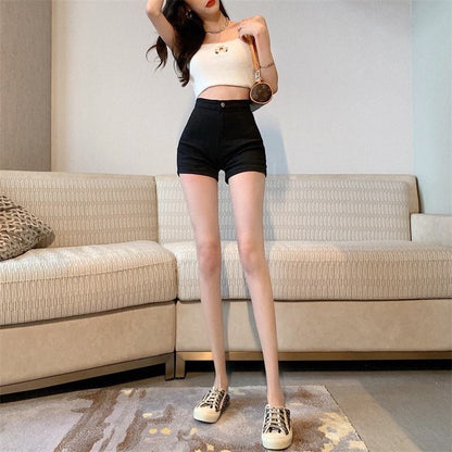 Shorts negros de talle alto y corte recto para mujeres petite con elasticidad.