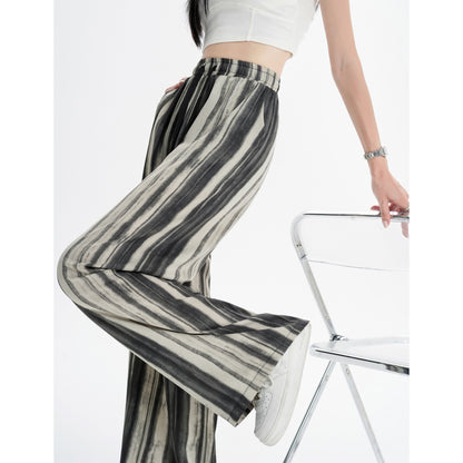 Fließende, lockere High-Waisted-Hose mit geradem Bein und dünnem Tie-Dye-Muster für eine schlanke Silhouette.