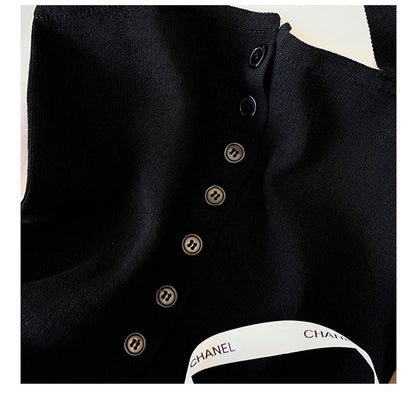 Kurzes Strickoberteil im französischen Stil mit Halterneck und außen getragenen, einfarbigen Trägern für Unterwäsche.