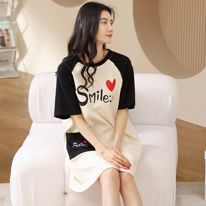Einfaches eng gewebtes reines Baumwoll-Loungekleid mit Lächeln