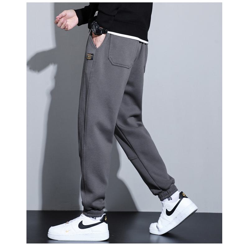 Pantalon de sport ample en coton pur, coupe droite fuselée, élastique.