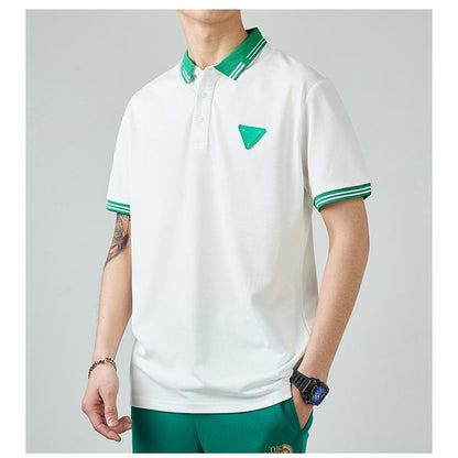 Poloshirt mit kurzem Ärmel, lockerer Passform, Seidenrevers und elastischem V-Ausschnitt.