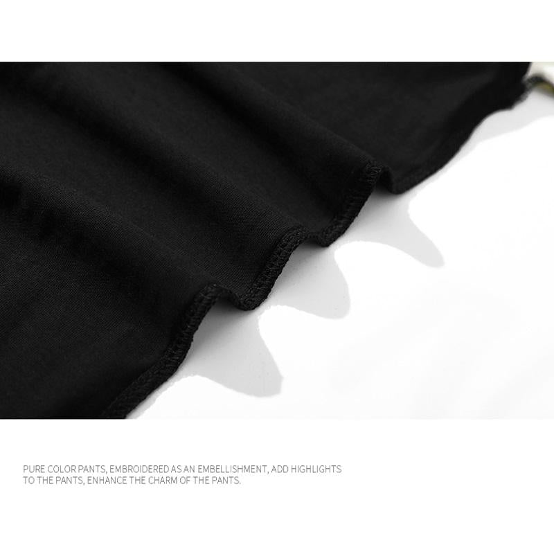 Bequemes T-Shirt mit Rundhalsausschnitt, kurzärmelig, aus reiner Baumwolle, mit vielseitigem Druck und überschnittenen Schultern.