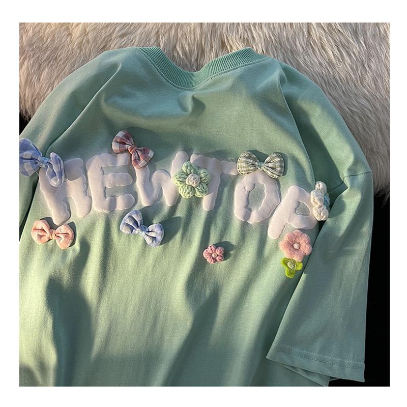 T-shirt en coton à manches courtes, col rond, imprimé fleuri, coupe ample et décoration en mousse