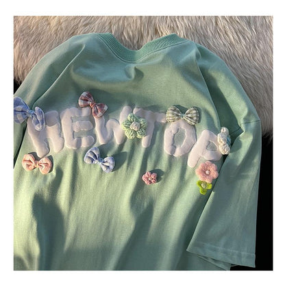 Baumwoll-T-Shirt mit Rundhalsausschnitt, kurzen Ärmeln, Blumenmuster, lockerer Passform und Schaumstoffdekoration