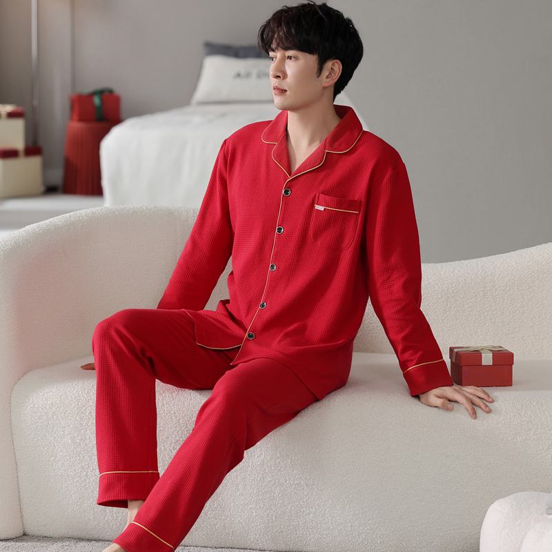 Eng anliegendes, langärmeliges rotes Pyjama-Set aus dicht gewebter reiner Baumwolle mit Knopfleiste und Hahnentritt-Muster-Tasche