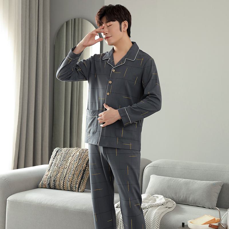 Ensemble de pyjama en coton confortable et ample avec fermeture boutonnée et col à revers.