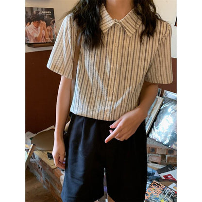 Camisa de manga corta de rayas con cuello en V y corte holgado y versátil.