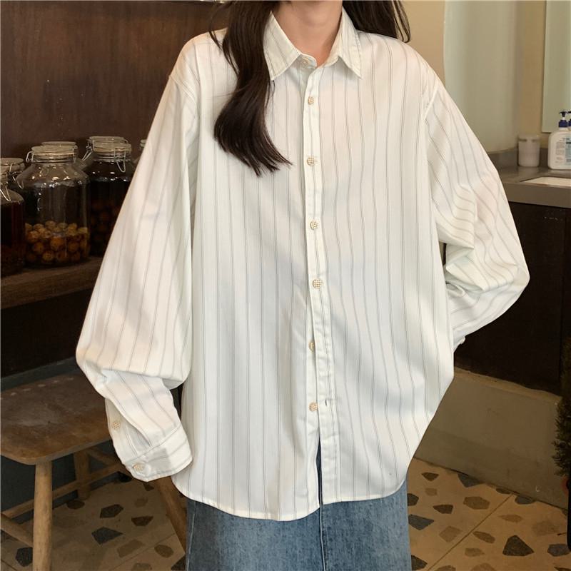 قميص عارض فضفاض بخطوط بيضاء، مناسب للتخسيس