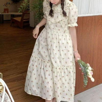 Blumendruck-Kleid mit hoher Taille, mittellangen Ärmeln, schmeichelnder Spitze, süß und niedlich, mit einer A-Linie und V-Ausschnitt.