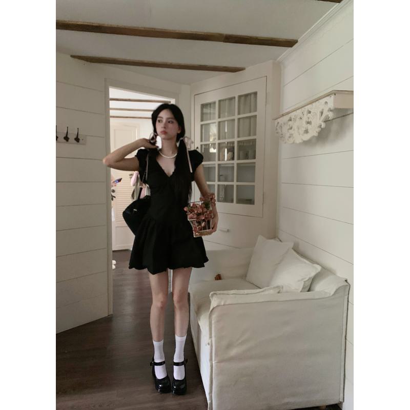 Vestido estilo francés con mangas abullonadas, falda esponjosa negra con cintura fruncida y escote en V.