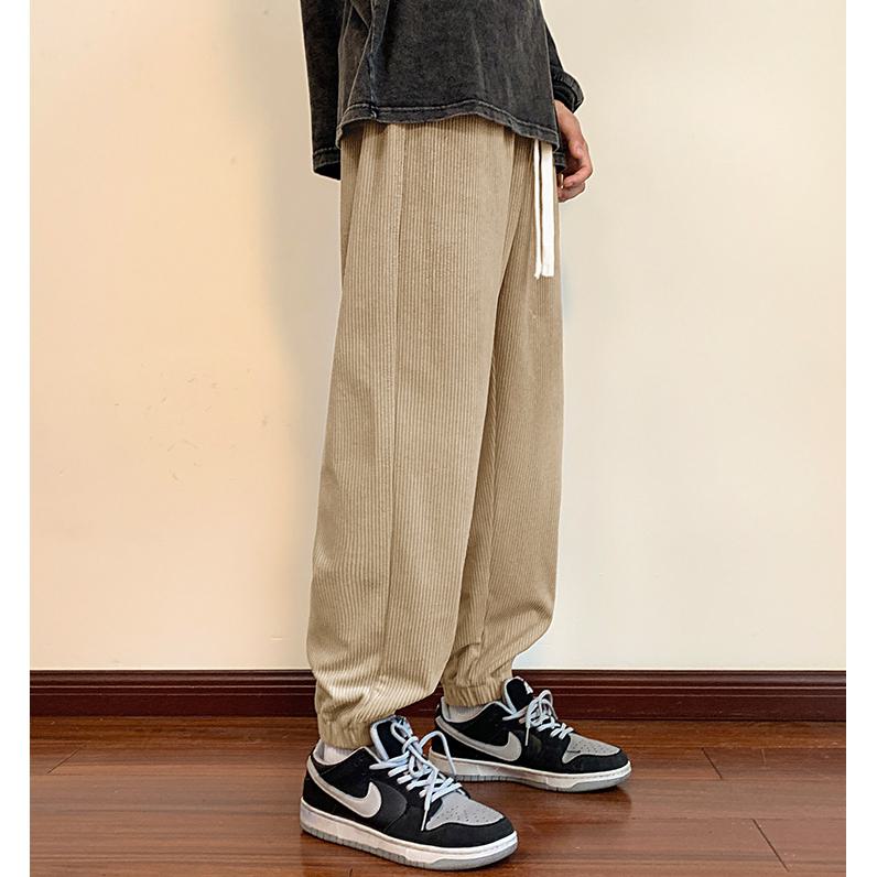 Pantalón de punto estilo urbano holgado con corte cónico casual.
