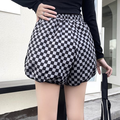 Shorts en coton à carreaux, coupe ample et décontractée, noir et blanc.