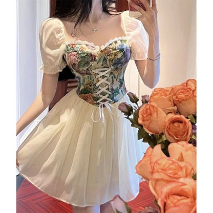 فستان زهور بأكمام فقاعية وياقة مربعة من الدانتيل بأسلوب فرنسي