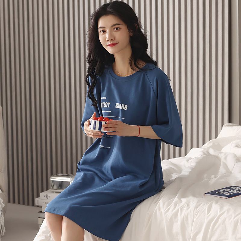 Vestido de salón azul de cuello redondo de algodón puro con letras.