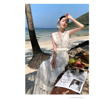فستان متعدد الطبقات باللون الأبيض وتفاصيل مفرغة للشاطئ